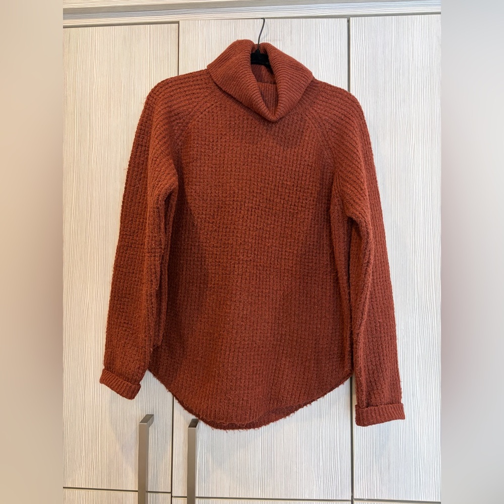 Kuhl Waffle Knit Turtleneck Sweater Medium Rust Acrylic Blend Soft Textured